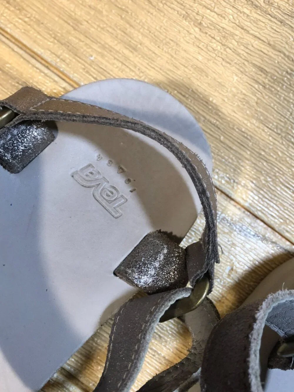Teva women two-strap metallic platform leather sandals, size 9